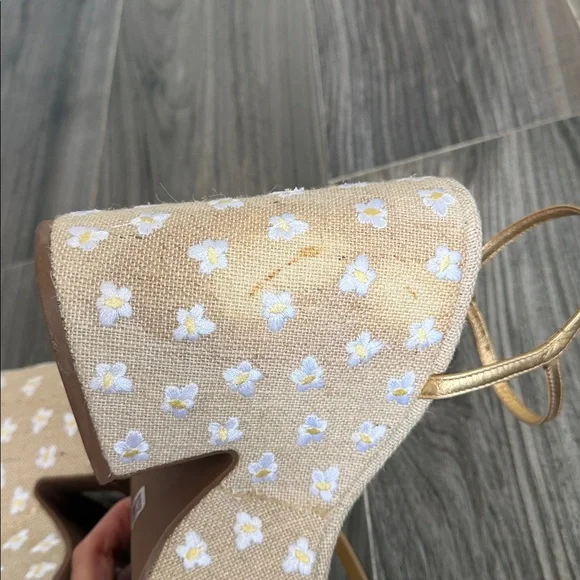 Elegant Gold Platform Sandals - Picture 9 of 9